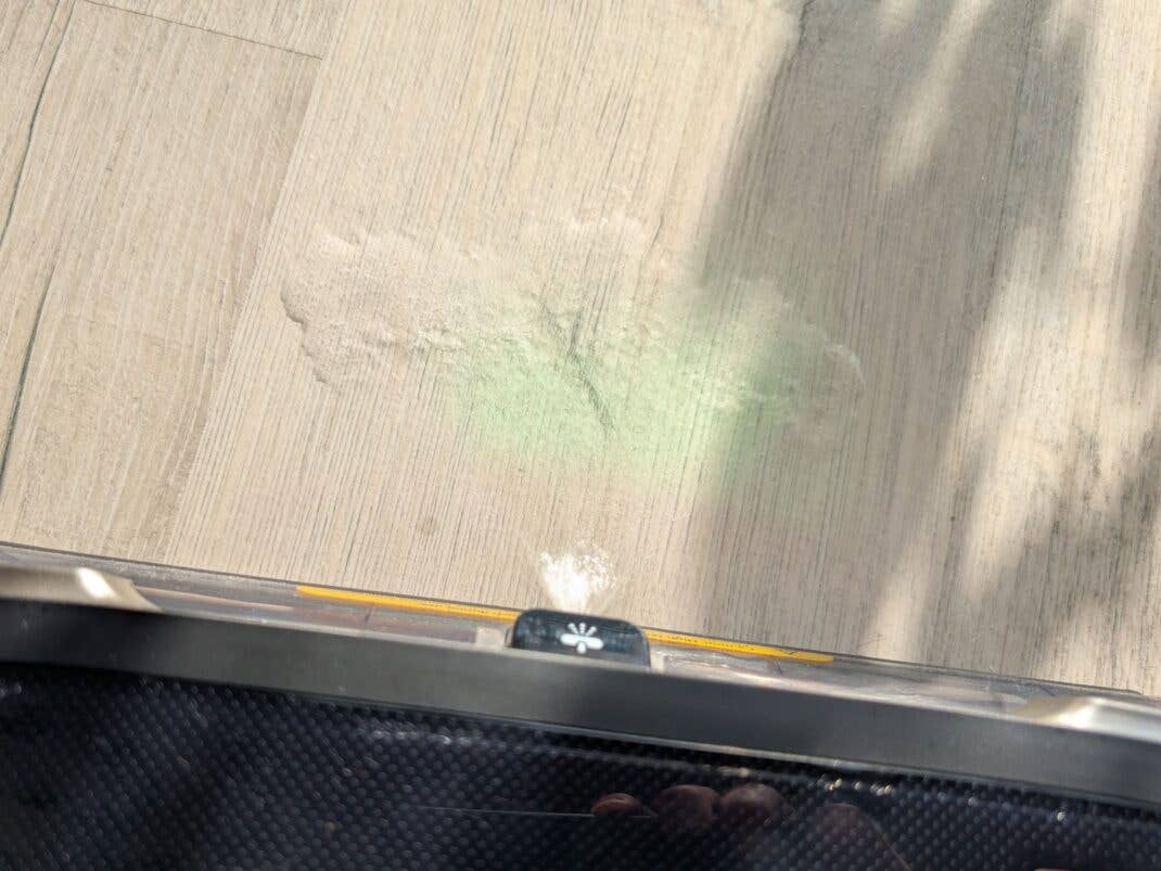 Die Düse an der Vorderseite sprüht Wasser direkt auf die Verschmutzung