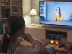 Fernseher im Wohnzimmer auf dem ein Stream läuft