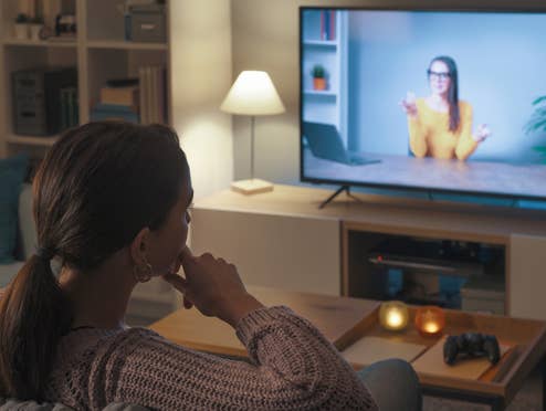die-grenzen-von-4k-streams-warum-euer-neuer-fernseher-fuer-netflix-und-co.-zu-gut-ist Fernseher im Wohnzimmer auf dem ein Stream läuft