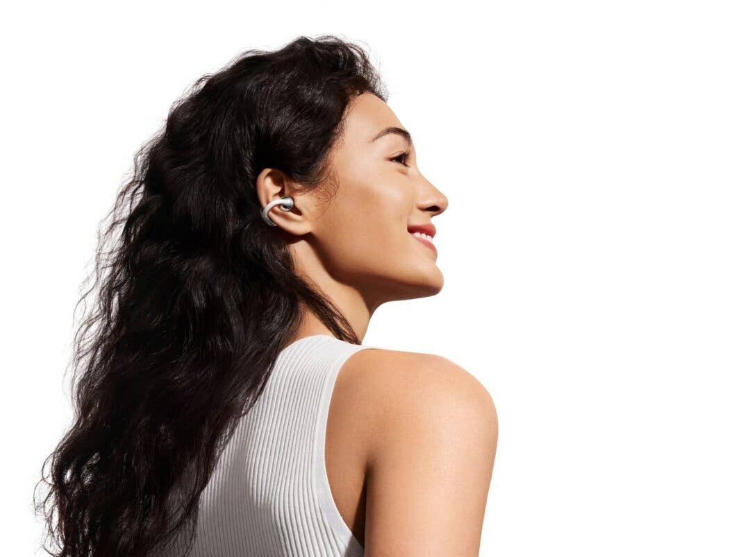 Die Huawei FreeClip 2 werden ans Ohr geclippt, sodass du noch alles um dich herum mitbekommst