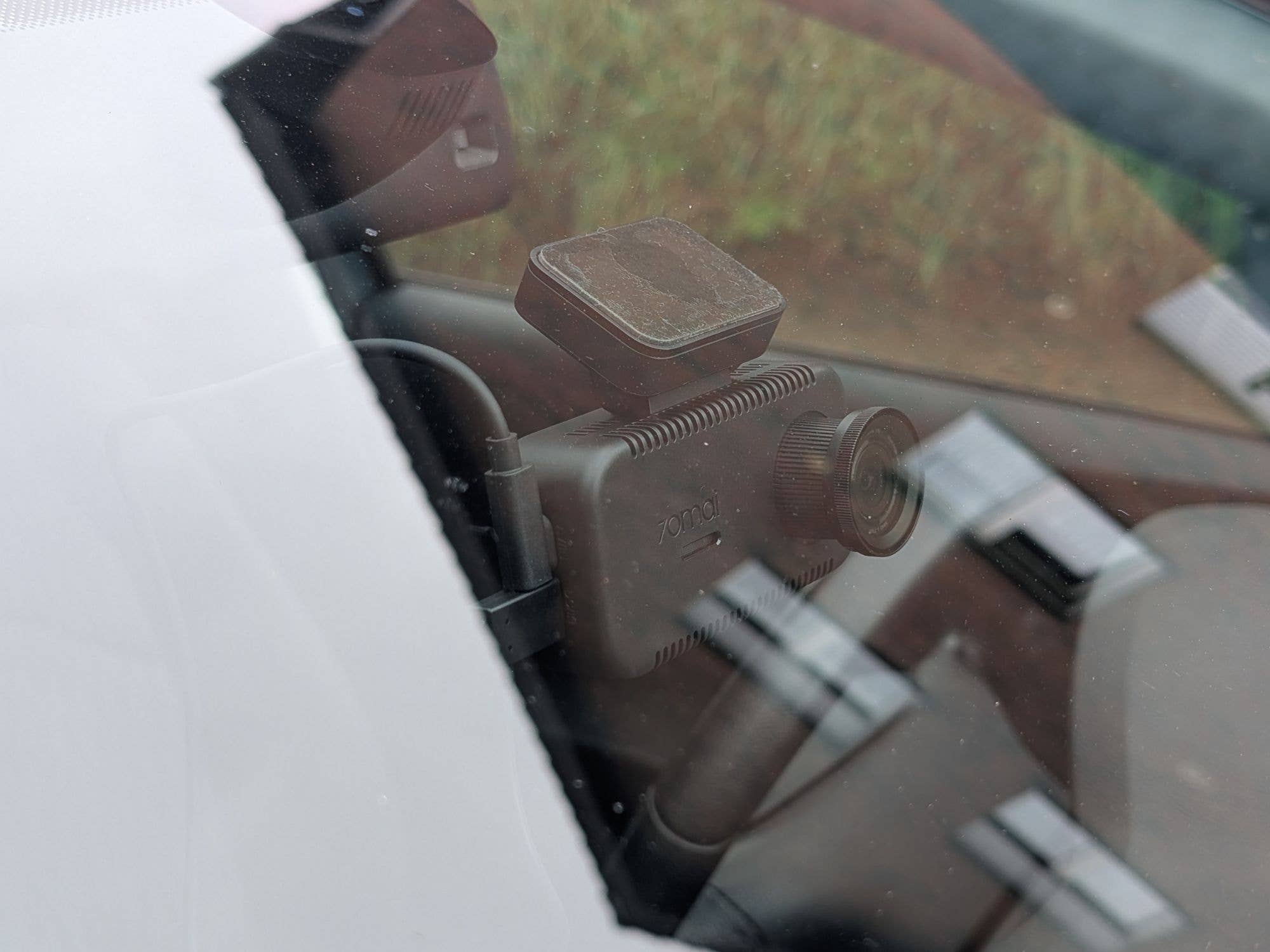 Die Kameras werden einfach an die Fensterscheibe geklebt