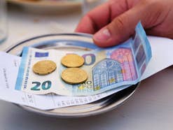 Die neue Trinkgeld-Falle in Deutschland: Warum immer mehr Menschen deutlich mehr zahlen, als sie eigentlich wollten – oft ohne es zu merken
