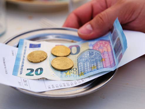 Die neue Trinkgeld-Falle in Deutschland: Warum immer mehr Menschen deutlich mehr zahlen, als sie eigentlich wollten – oft ohne es zu merken