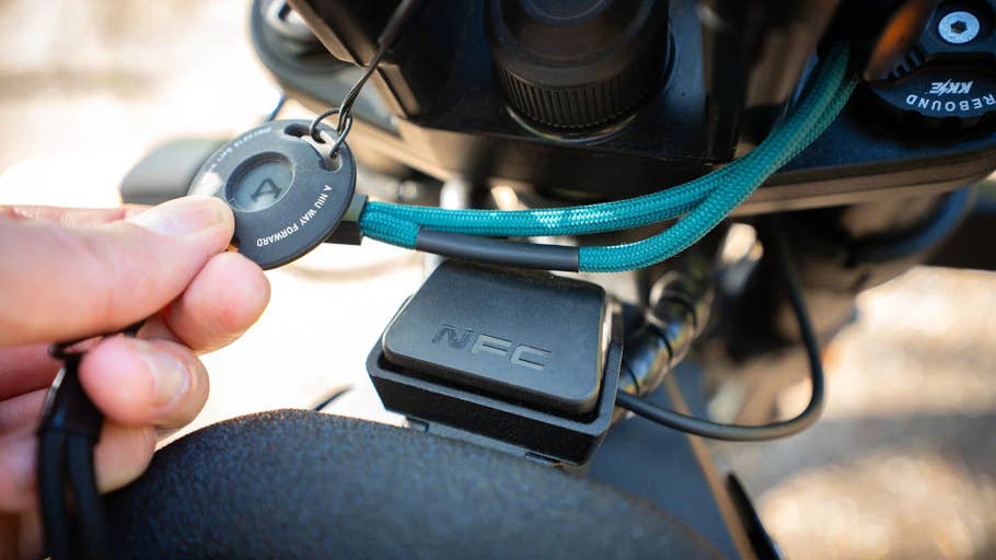 NFC-Fläche vorne am Sitz des Niu XQI3
