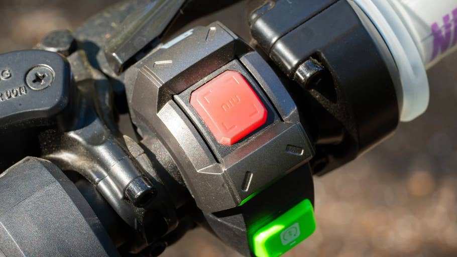 Startknopf und weitere Bedienelemente am Lenker des Niu XQI3