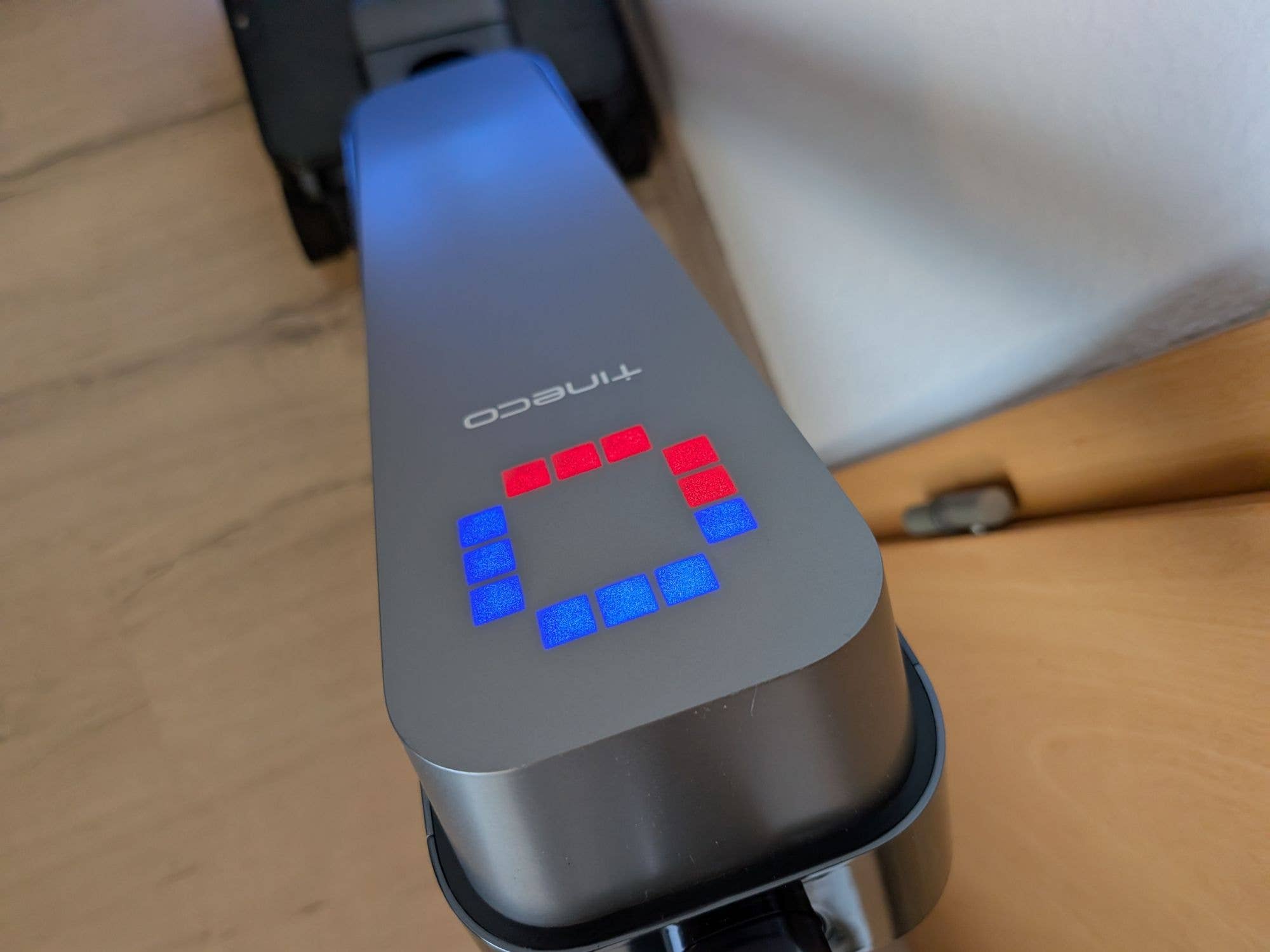Die roten Pixel am Tineco Floor One S9 Scientist zeigen an, in welcher Ecke der Boden noch schmutzig ist