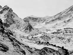 Schwarz-Weiß-Bild von schneebedeckten Berggipfeln.