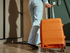 Koffer, Frau auf Reisen