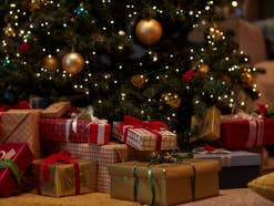 Mehrere Geschenke verpackt unter einem Weihnachtsbaum.