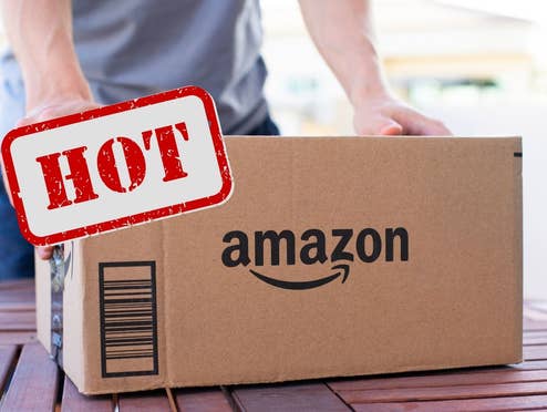 Amazon-Paket wird von einem Mann auf einen Tisch gestellt, daneben steht "Hot"