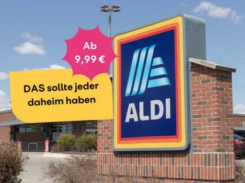 Aldi-Logo vor einer Filiale des Discounters.