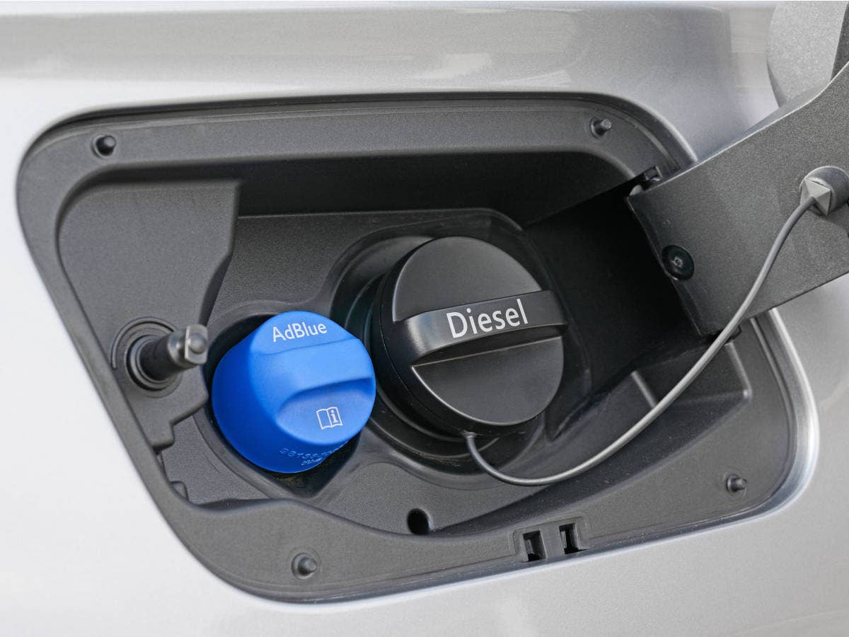 Diesel- und Adblue-Tank nebeneinander.