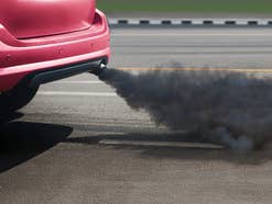 Qualmender Auspuff eines Diesel-Fahrzeugs