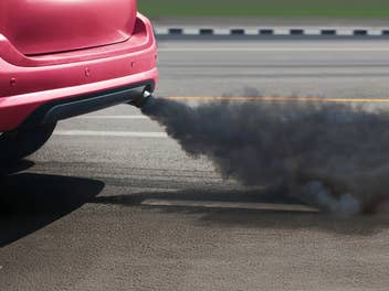 Qualmender Auspuff eines Diesel-Fahrzeugs