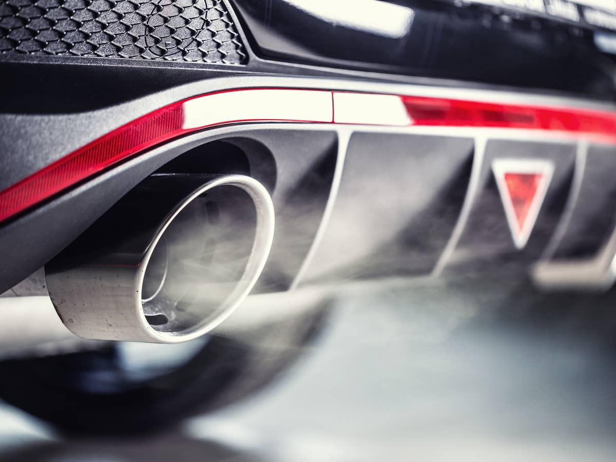 Diesel-Fahrer vor neuem Preisschock Auspuff an einem Auto in der Nahaufnahme.