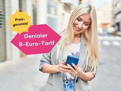 Frau mit Smartphone in der Innenstadt. Daneben ein Kasten mit dem Text: 