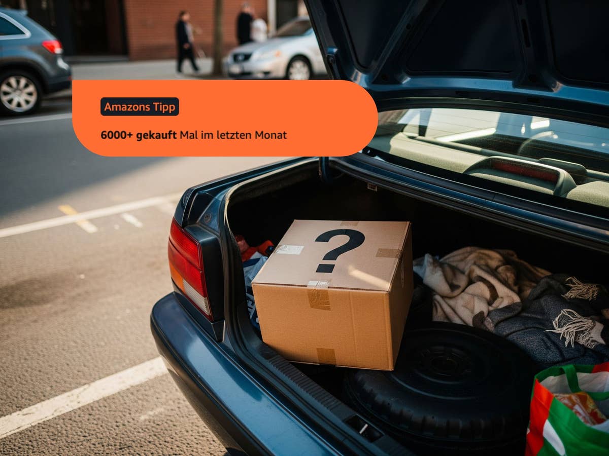 Paket liegt in einem geöffneten Kofferraum