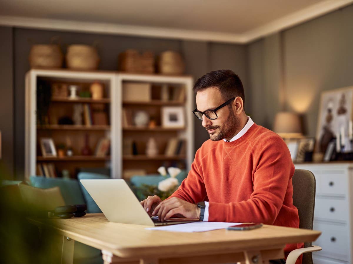 Dieses Produkt ist Pflicht für alle, die im Homeoffice arbeiten – Amazon verkauft es zum Discounterpreis Ein Mann sitzt im Homeoffice an einem Laptop.