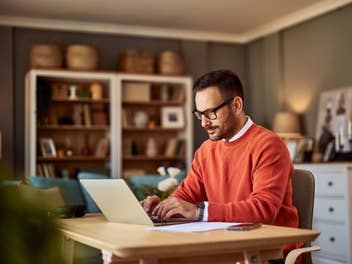 Ein Mann sitzt im Homeoffice an einem Laptop.
