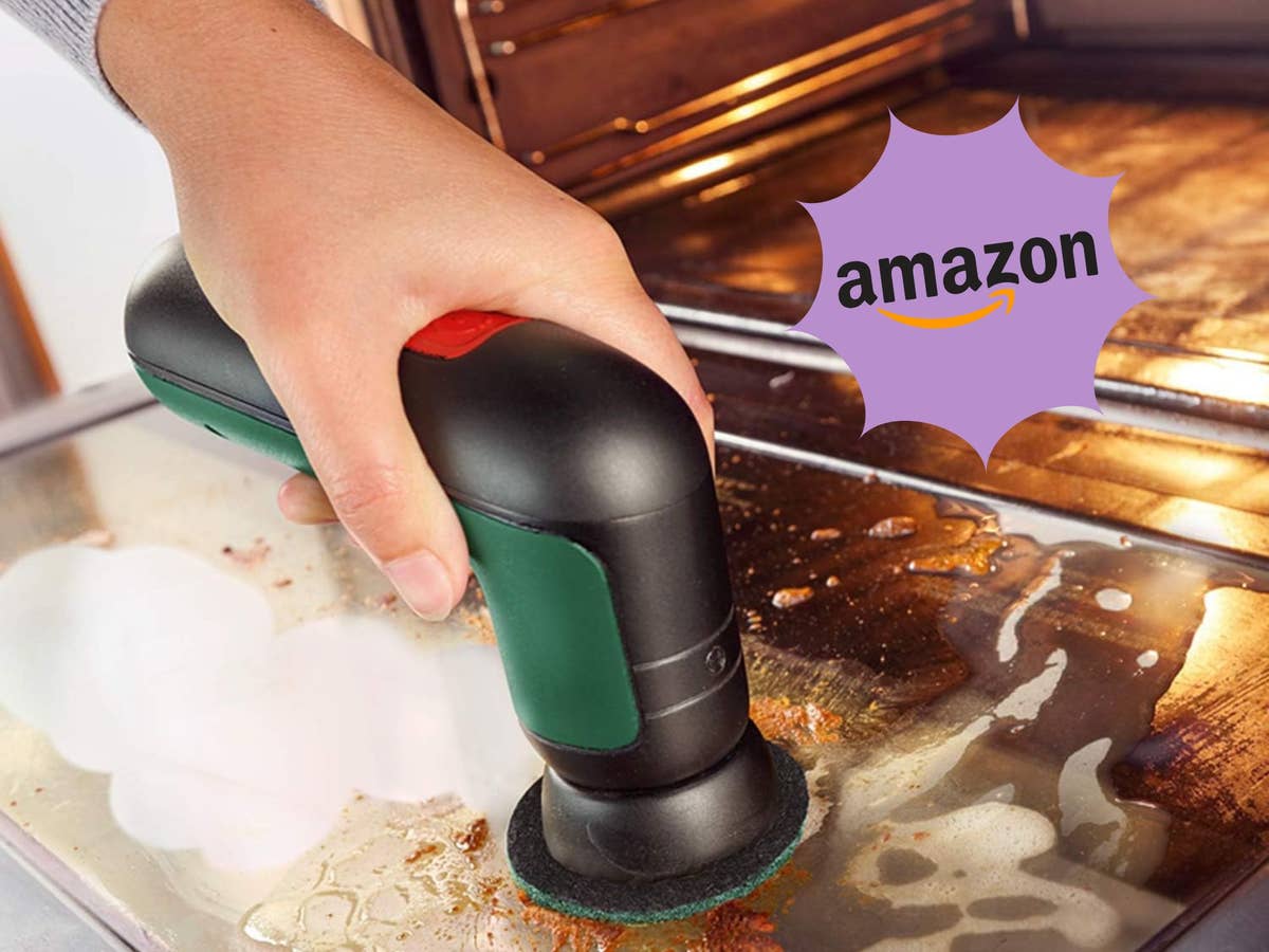 Bosch Universal Brush im Einsatz in einem Backofen. Davor das Amazon-Logo