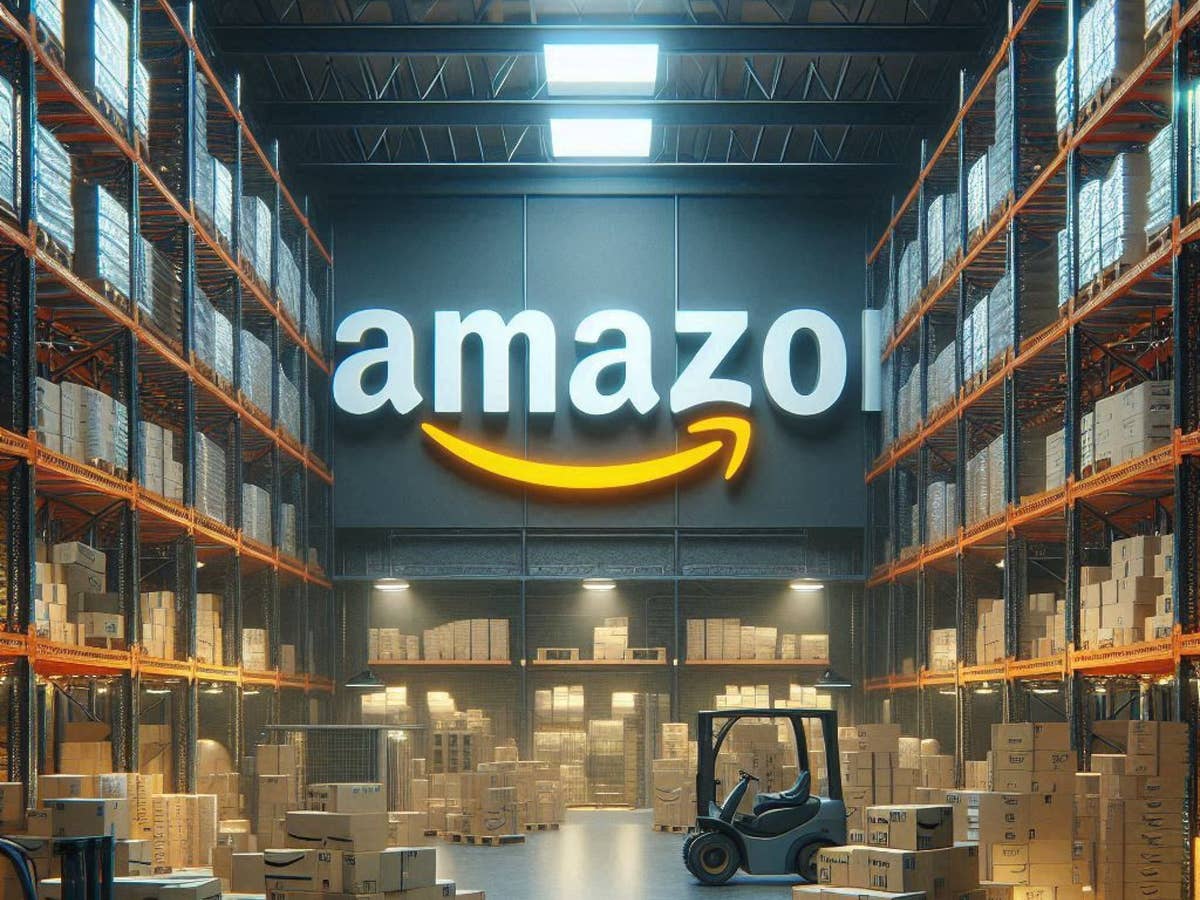 Discount-Kracher: Amazon plant eigene Temu-Alternative Amazon-Logo in einem Großregallager.
