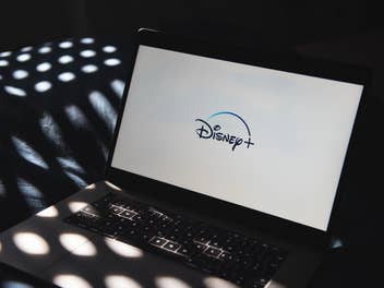 Disney+-Logo auf einem Laptop.