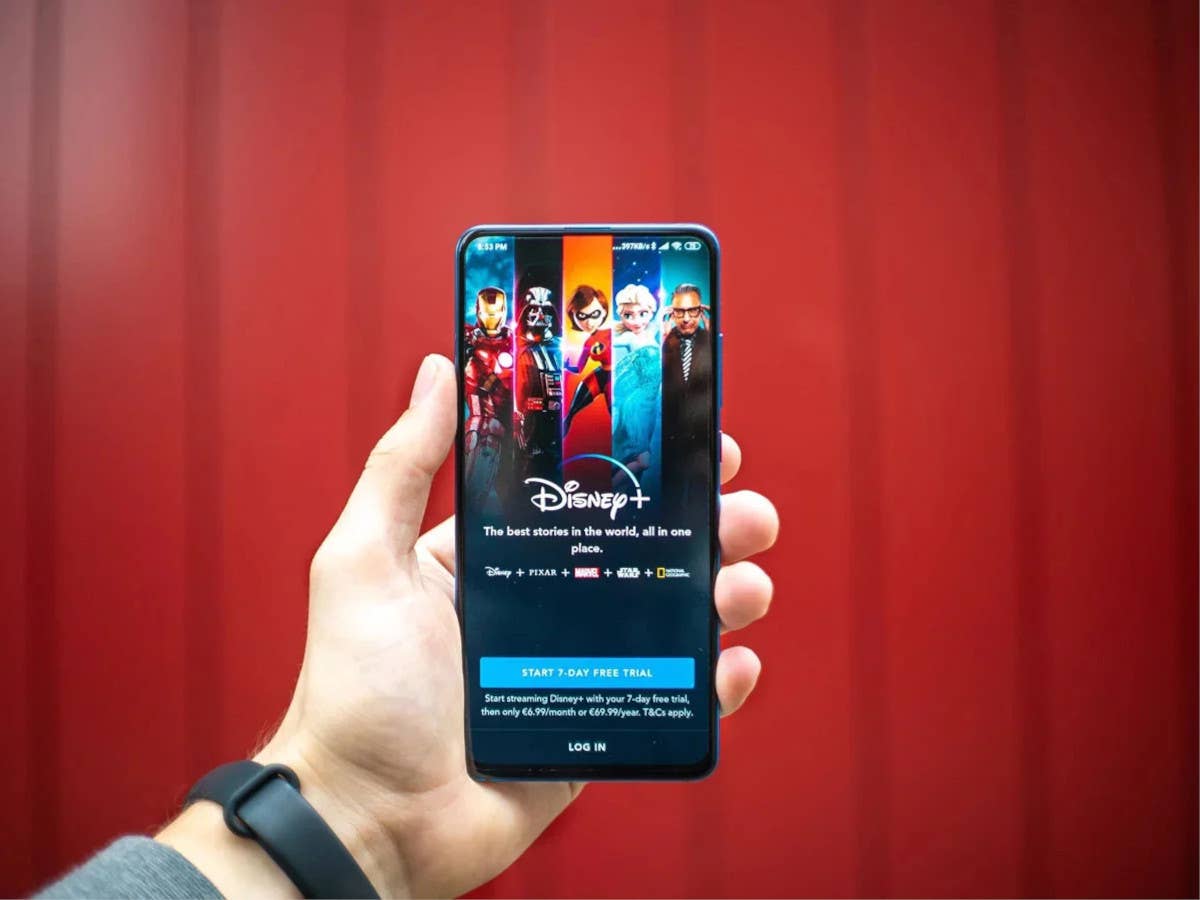 Disney+ auf einem Handy vor rotem Hintergrund