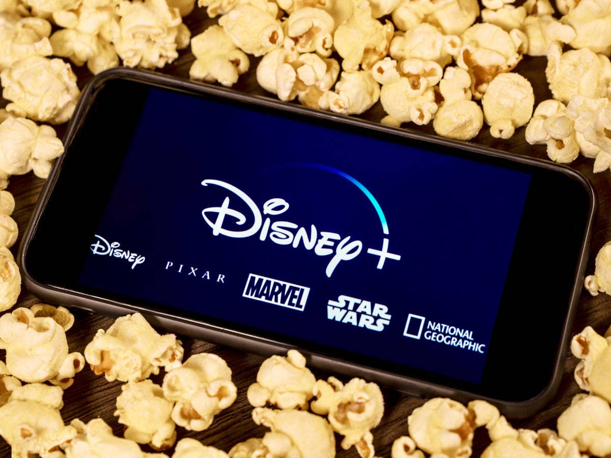 Disney+ auf einem Smartphone zwischen Popcorn.