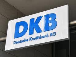 Schild an einer DKB-Bank