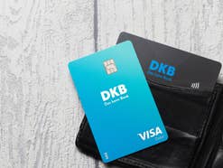 DKB Zahlungskarten auf einer Geldbörse.