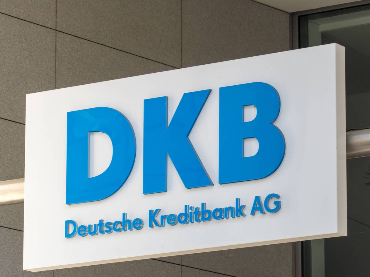 DKB Logo an einem Haus in Berlin.