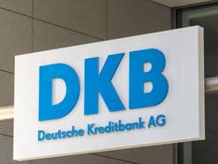 DKB Logo an einem Haus in Berlin.