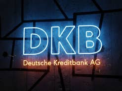DKB Logo in Neonschrift.