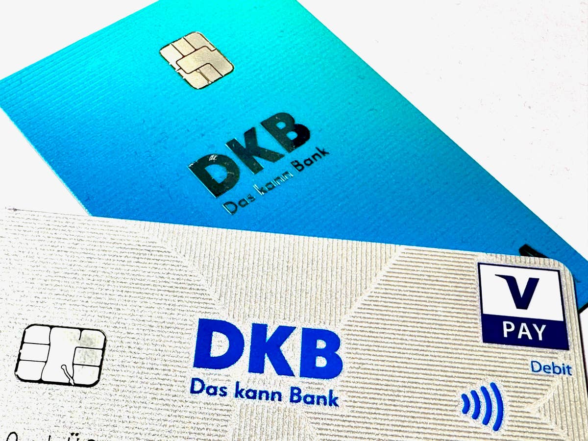 DKB Visa Debit Card und DKB Girocard liegen aufeinander.