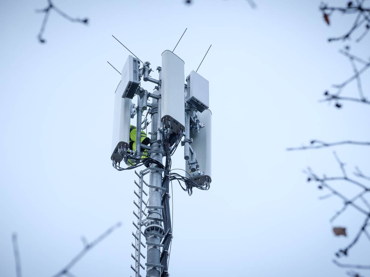 Ein Mobilfunkmast mit 5G-Antennen