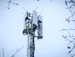 Ein Mobilfunkmast mit 5G-Antennen