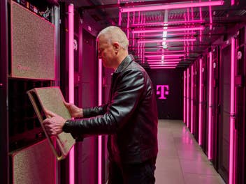 Andreas Falkner, verantwortlich für die KI-Fabrik am Tucherpark, öffnet ein Rack.