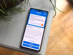 Die Doctolib-App auf einem Handy, auf einem weißen Holztisch mit Parkett im Hintergrund.