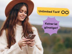 Frau mit einem Smartphone in der Hand, daneben ein Text mit 