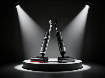 Dreame H15 Pro Heat und Dreame H12 FlexReach auf einem Podest unter Scheinwerfern.