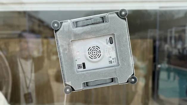 Mit dem C1 hat Dreame seinen ersten Fensterputzroboter vorgestellt. Er saugt sich mit Hilfe eines Gebläses an der Scheibe fest.