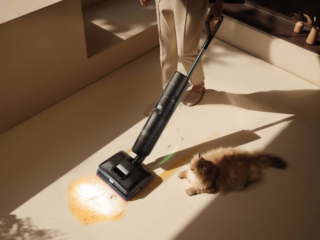 Dreame H15 Pro FoamWash mit Schaumreinigung in Aktion