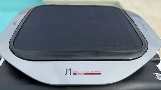 Dreame hat gleich zwei Poolroboter vorgestellt. Der J1 sammelt Dreck an der Wasseroberfläche ein – und hat ein Solarpanel auf der Oberseite für die Energieversorgung.