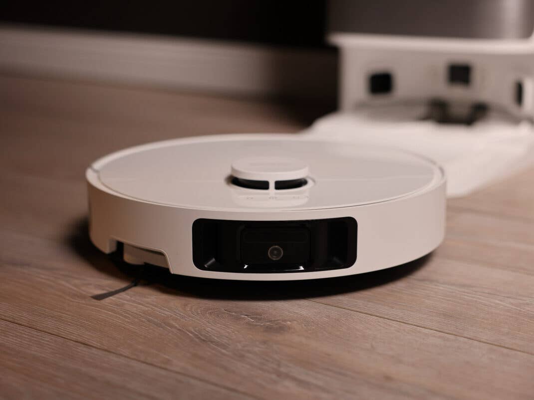 Ein weißer Saugroboter von Dreame