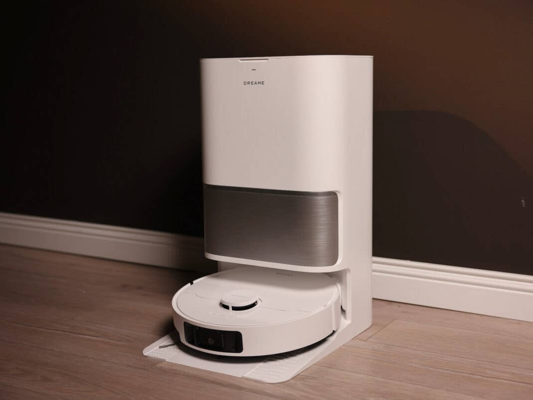 Ein weißer Saugroboter von Dreame in der Servicestation