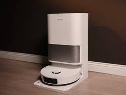 Ein weißer Saugroboter von Dreame in der Servicestation