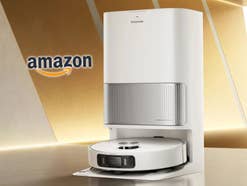 dreame L40 Ultra AE Saugroboter daneben das Amazon-Logo