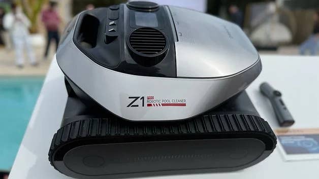 Der Dreame Z1 hält eher den Untergrund im Pool sauber. Er erinnert an einen kleinen Panzer.