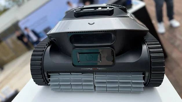 Mit diesen Silikonbürsten schrubbt der Z1 Eure Poolwände sauber.