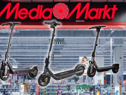Drei Segway E-Scooter vor einem MediaMarkt-Geschäft